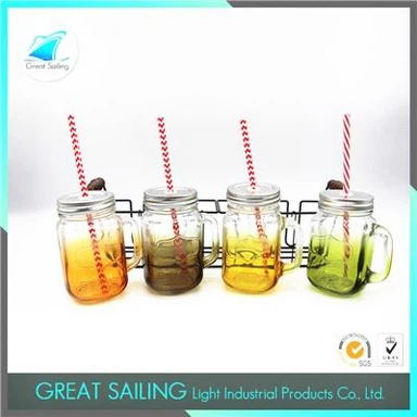 Glazen potten met deksel en rietjes