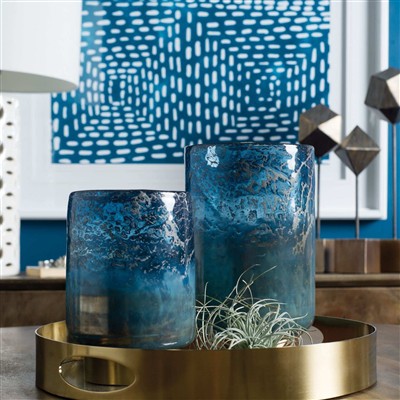 Handgeblazen blauw gekleurde glazen vaas: een perfecte aanvulling op uw woond...